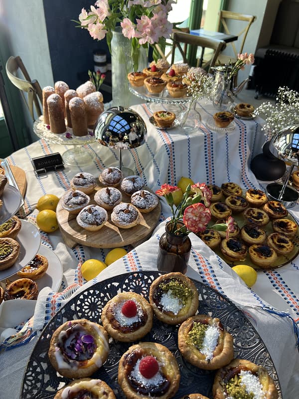 Catering BOM DIA — portugalskie pastéis de nata i przekąski